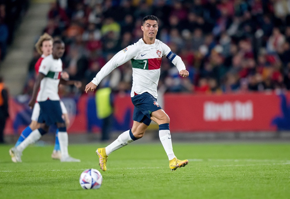 Cristiano Ronaldo führt den Ball im Nations-League-Spiel gegen Tschechien
