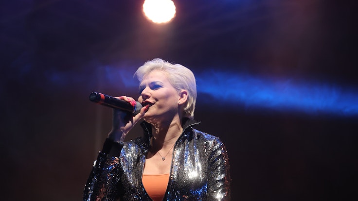 Sängerin Melanie Müller performt bei einer Autodisco im Mai 2020. Der Ballermann-Star trägt eine glitzernde Jacke und ein oranges Top.
