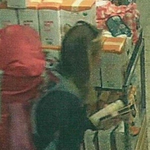Die Aufnahme einer Supermarkt-Kamera zeigt Scarlett S. aus Bad Lippspringe. Auch hier trägt die Vermisste die Sonnenbrille.