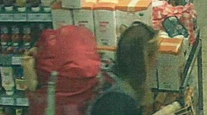 Die Aufnahme einer Supermarkt-Kamera zeigt Scarlett S. aus Bad Lippspringe. Auch hier trägt die Vermisste die Sonnenbrille.