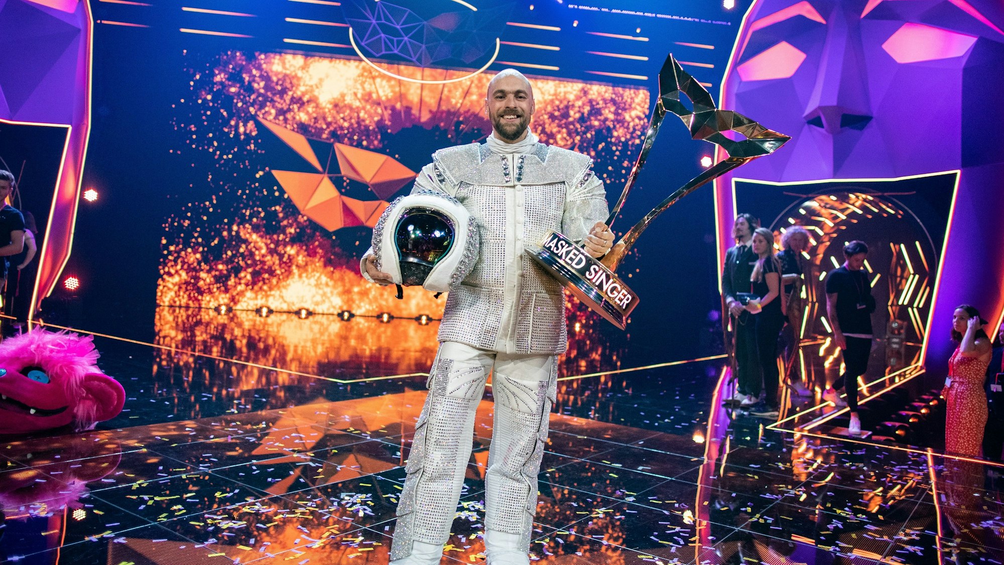 Der Gewinner der ProSieben-Show „The Masked Singer“, Max Mutzke, steht als „Der Astronaut“ nach der Show mit seinem Pokal auf der Bühne.