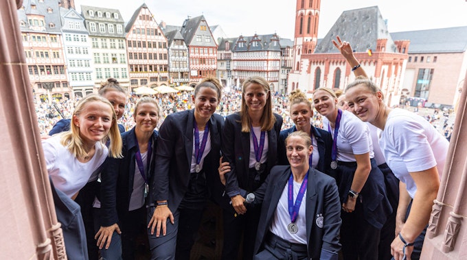 Die deutschen Frauen feiern nach der EM in England die Heimkehr mit den deutschen Fans in Frankfurt.