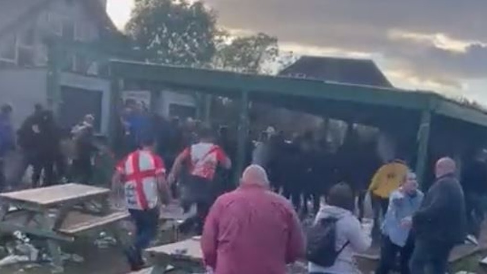 Im Pub The Green Man im Umfeld des Wembley-Stadions attackieren deutsche Hooligans englische Fans