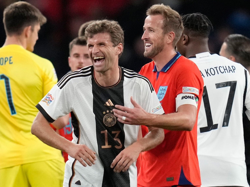 Deutschlands Thomas Müller (l) und Englands Harry Kane lachen nach dem Spiel.