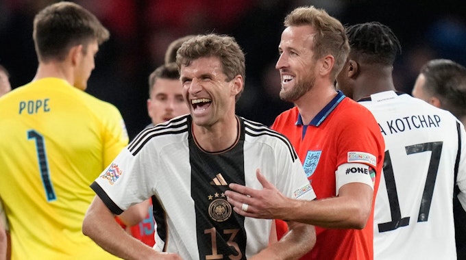 Deutschlands Thomas Müller (l) und Englands Harry Kane lachen nach dem Spiel.