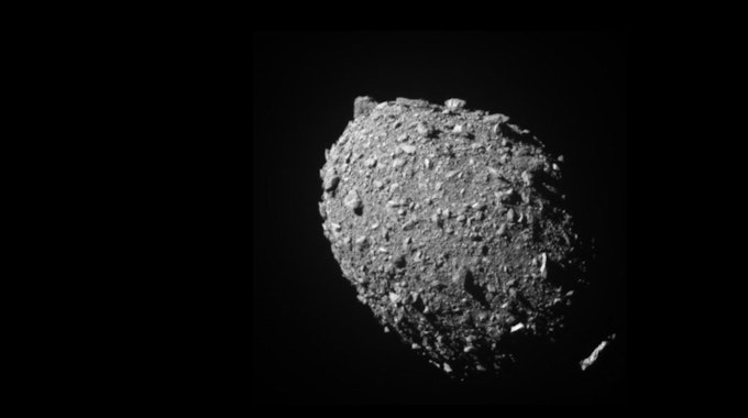 Das von der NASA zur Verfügung gestellte Foto zeigt den Asteroiden „Dimorphos“ kurz vor dem Aufprall der Raumsonde „Dart“.