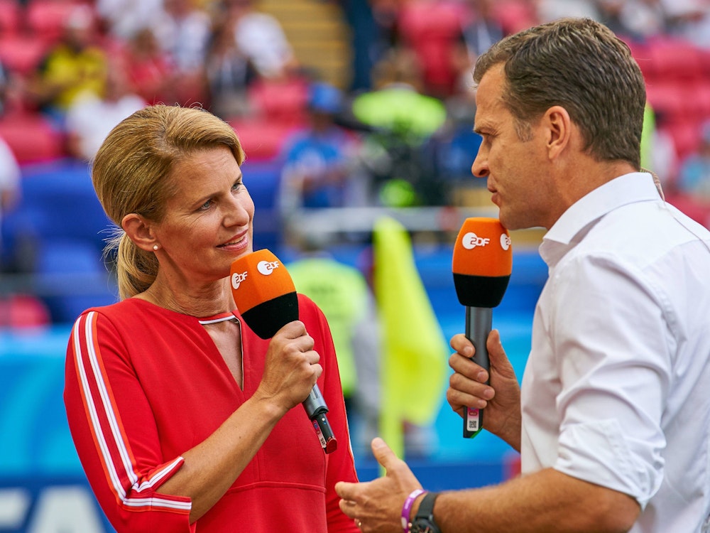 ZDF-Moderatorin Katrin Müller-Hohenstein im Gespräch mit Oliver Bierhoff bei der WM 2018.