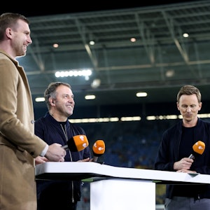 Per Mertesacker (l.) und ZDF-Moderator Jochen Breyer (r.) im Interview mit Nationaltrainer Hansi Flick am 26. März 2022.