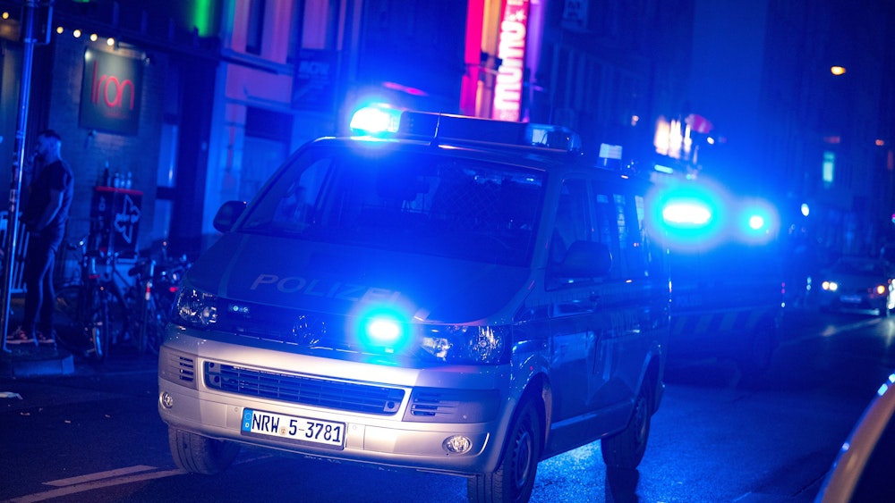 Fahrzeuge der Polizei Köln im Einsatz.