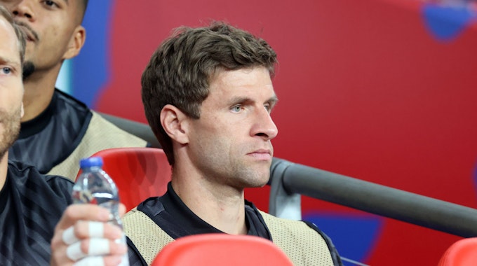 Thomas Müller sitzt auf der Ersatzbank.