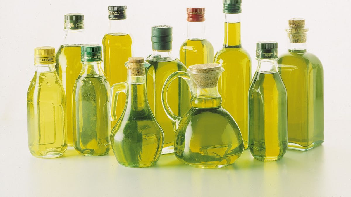Das undatierte Foto zeigt Flaschen mit Olivenöl aus Spanien.&nbsp;