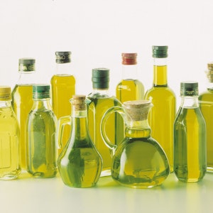 Das undatierte Foto zeigt Flaschen mit Olivenöl aus Spanien.