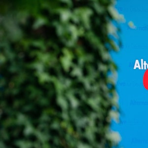 Die Berliner Staatsanwaltschaft hat am Mittwoch (28. September) nach Angaben der AfD die Räume der Bundesgeschäftsstelle der Partei in Berlin durchsucht. Unser Foto zeigt ein Plakat mit dem Logo der Partei Alternative für Deutschland (AfD) ist beim Politischen Frühschoppen Anfang September in Bayern.