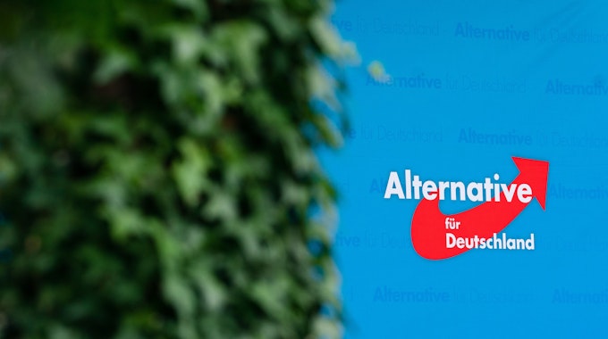 Die Berliner Staatsanwaltschaft hat am Mittwoch (28. September) nach Angaben der AfD die Räume der Bundesgeschäftsstelle der Partei in Berlin durchsucht. Unser Foto zeigt ein Plakat mit dem Logo der Partei Alternative für Deutschland (AfD) ist beim Politischen Frühschoppen Anfang September in Bayern.