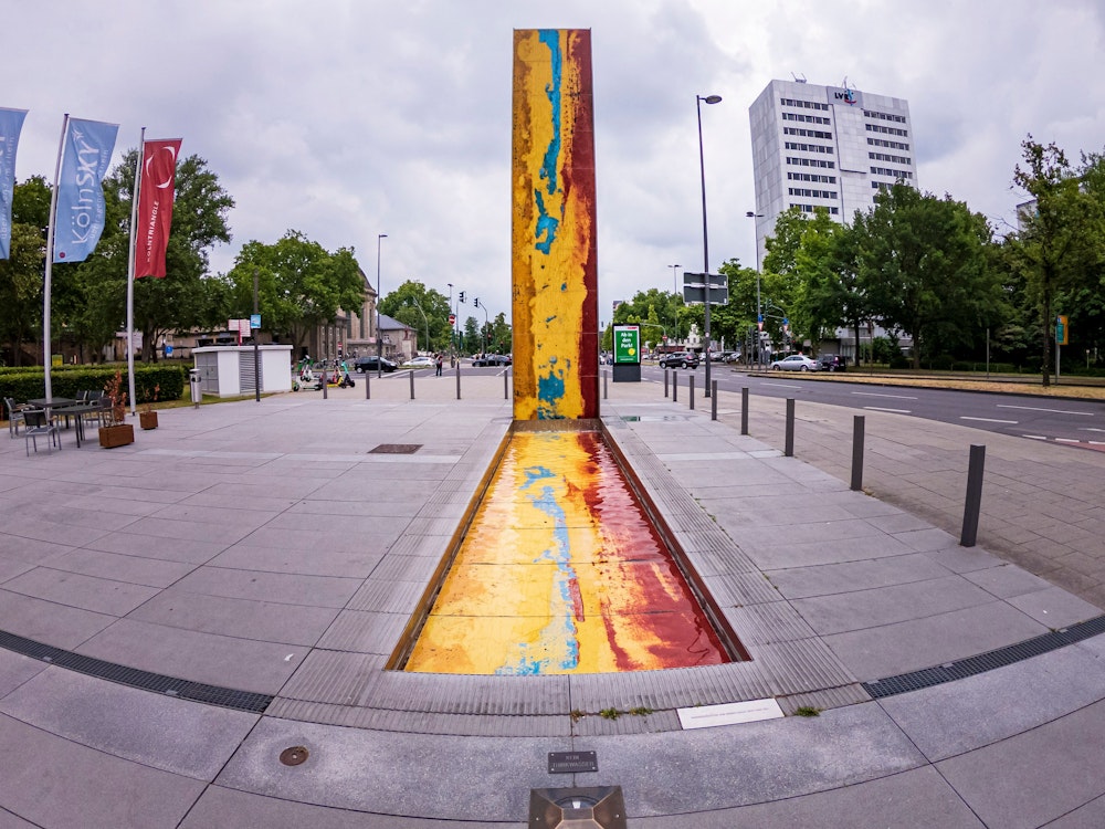 Die Wasserskulptur des Künstlers Rainer Gross auf dem Ottoplatz in Köln Deutz.