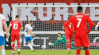 Yann Sommer, Keeper von Borussia Mönchengladbach und der Schweizer-Nationalmannschaft, am 27. September 2022 beim Nations-League-Spiel gegen Tschechien in St. Gallen beim Vereiteln des Elfmeters von Tomas Soucek.