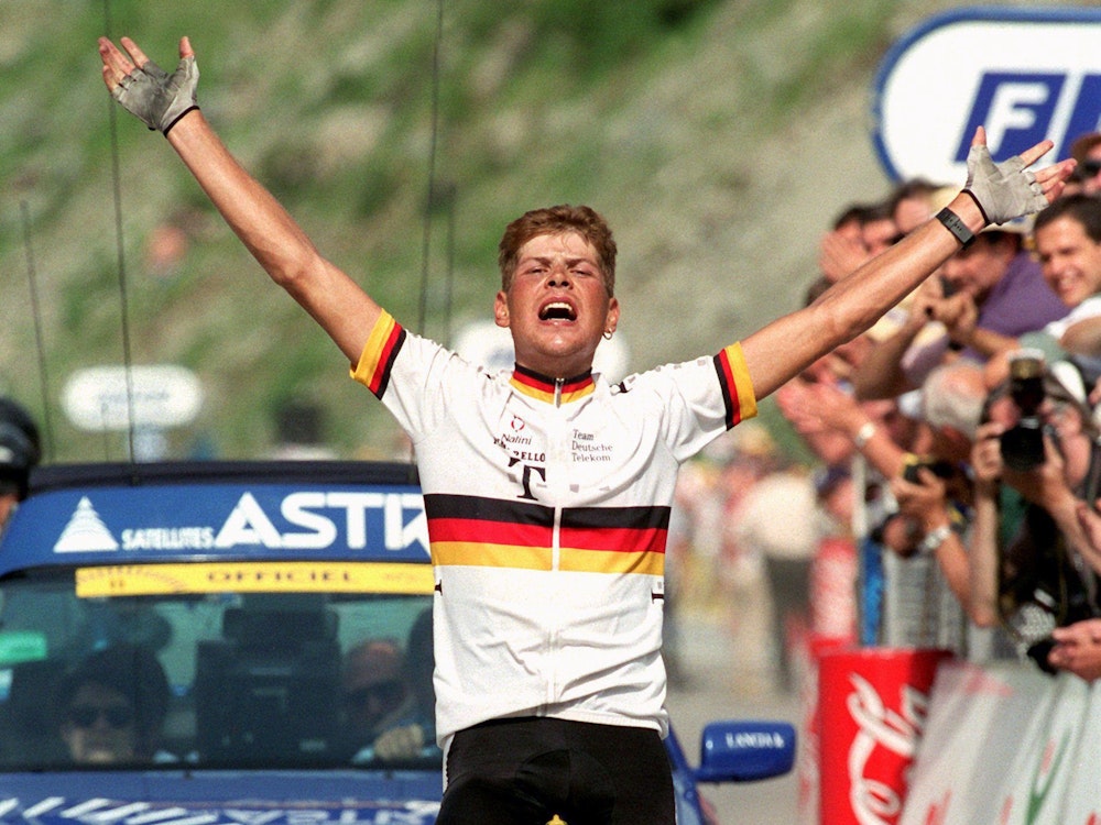 Jan Ullrich reißt beim Passieren des Zielstrichs in Andorra jubelnd die Arme hoch. Er gewinnt die 10. Etappe der 84. Tour de France und übernimmt das Gelbe Trikot.