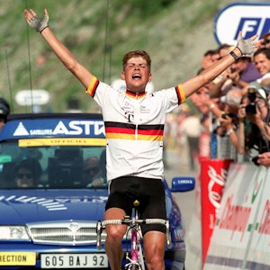 Jan Ullrich reißt beim Passieren des Zielstrichs in Andorra jubelnd die Arme hoch. Er gewinnt die 10. Etappe der 84. Tour de France und übernimmt das Gelbe Trikot.