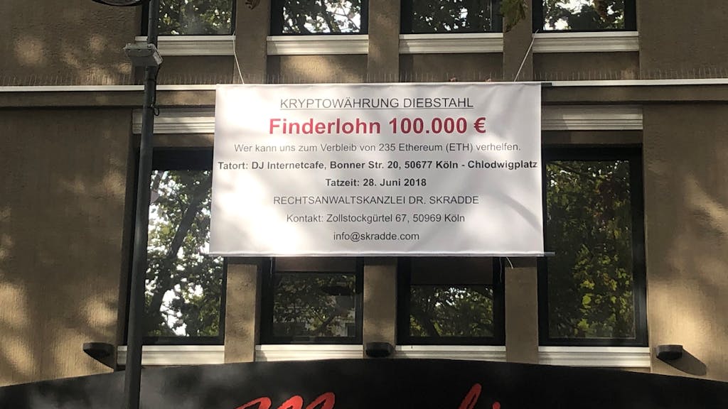 Mithilfe eines Plakats am Chlodwigplatz in Köln sucht ein Mann aus Köln Zeuginnen und Zeugen für einen interessanten Kryptowährungs-Diebstahl.