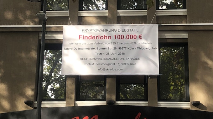 Mithilfe eines Plakats am Chlodwigplatz in Köln sucht ein Mann aus Köln Zeuginnen und Zeugen für einen interessanten Kryptowährungs-Diebstahl.