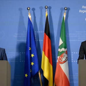 Hendrik Wüst (r, CDU), Ministerpräsident von Nordrhein-Westfalen, und Franziska Giffey (SPD), Regierende Bürgermeisterin von Berlin, äußern sich bei einer Pressekonferenz nach der Ministerpräsidentenkonferenz (MPK) in der NRW-Landesvertretung.