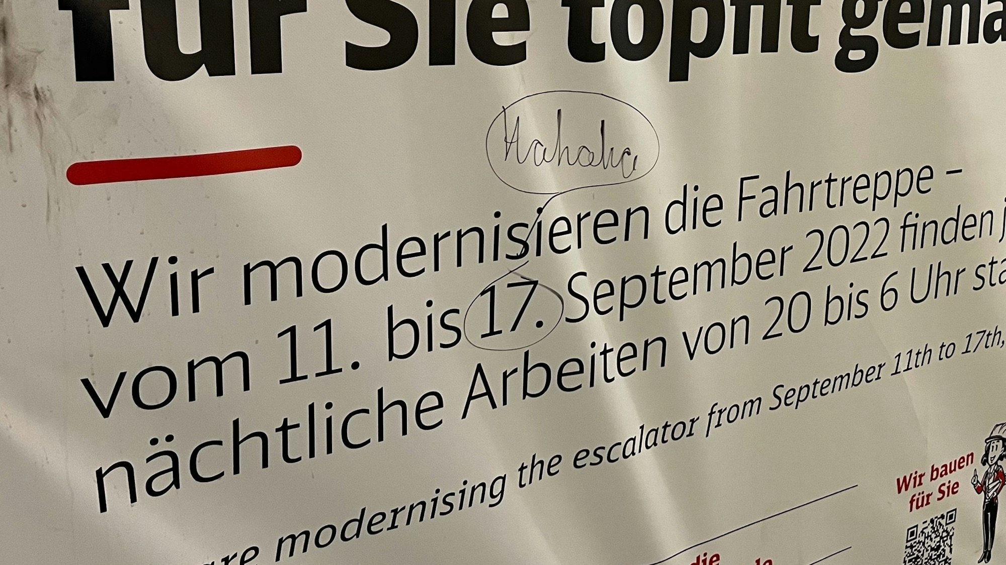 Das aktuelle Plakat im Bahnhof Köln-Ehrenfeld weist noch auf das Bauende am 17. September 2022 hin. Bald wird dort ein neues Plakat hängen. Denn die Baumaßnahmen gehen noch weiter.