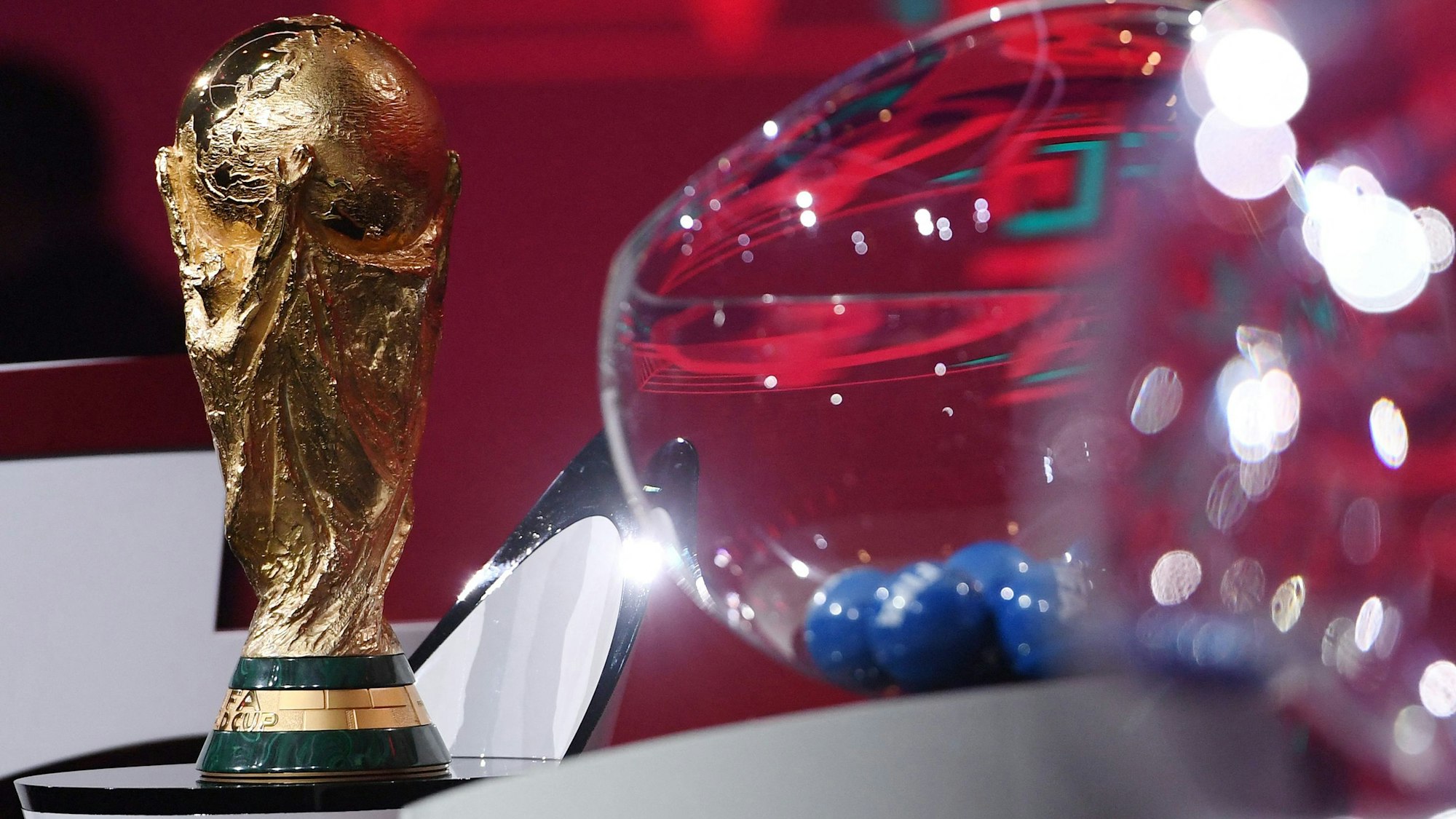 Der WM-Pokal steht bei der Quali-Auslosung neben einer Lostrommel der FIFA