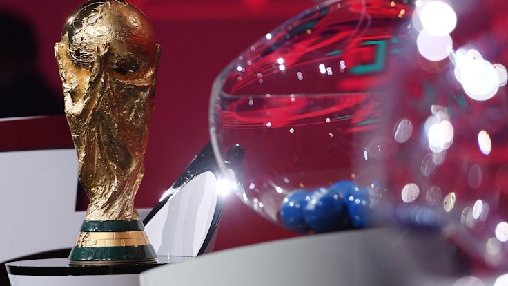 Der WM-Pokal steht bei der Quali-Auslosung neben einer Lostrommel der FIFA
