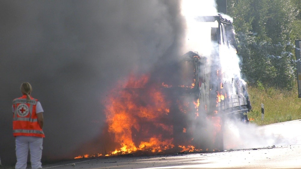 Ein Lkw ist auf der A1 bei Dortmund in Brand geraten. Unser Symbolfoto zeigt einen brennenden Lastwagen am 30. August 2022 auf der A3 in Rheinland-Pfalz.