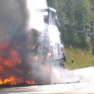 Ein Lkw ist auf der A1 bei Dortmund in Brand geraten. Unser Symbolfoto zeigt einen brennenden Lastwagen am 30. August 2022 auf der A3 in Rheinland-Pfalz.