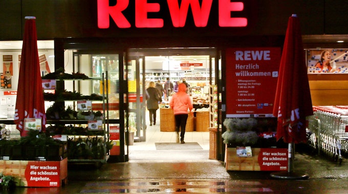 Rewe warnt vor dem Verzehr eines Tiefkühl-Produkts. Das Foto zeigt den Eingangsbereich einer Rewe-Filiale.