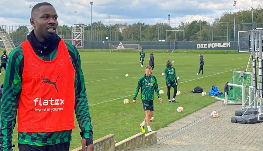 Gladbach-Stürmer Marcus Thuram hat am Mittwoch (28. September 2022) wieder mit der Mannschaft trainiert, auf diesem Foto ist er nach der Einheit im Borussia-Park zu sehen. Thuram trägt ein Trainingsleibchen.
