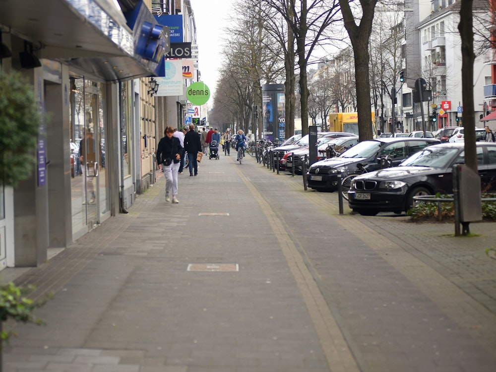 Der Fußgängerweg an der Dürener Straße in Köln.