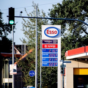 Die Anzeigetafel einer Esso-Tankstelle in Oldenburg Anfang September: Erstmals seit Monaten sinkt der Preis für Diesel wieder unter die kritische Marke von 2 Euro.