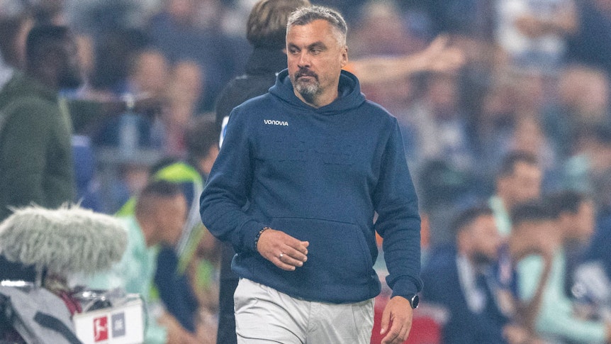 Thomas Reis steht nach seinem letzten Spiel als Trainer des VfL Bochum bei der Niederlage auf Schalke am Spielfeldrand