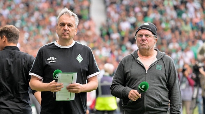 Arnd Zeigler und Christian Stoll stehen mit Mikrofonen vor dem Heimspiel im Weserstadion.