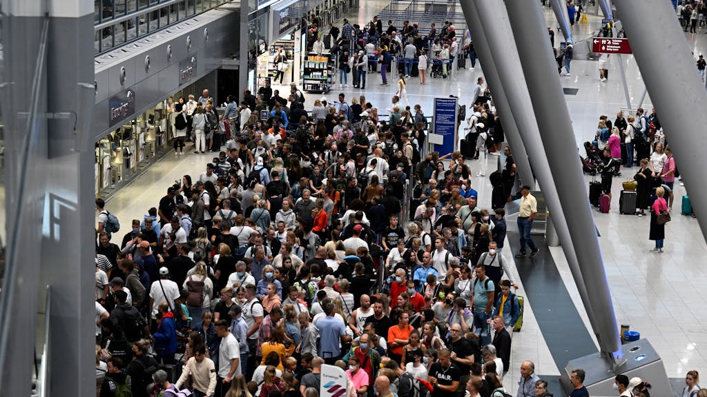 Reisende stehen am Flughafen Düsseldorf Schlange, aufgenommen am 27. Juli 2022.