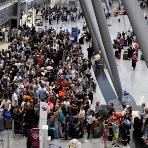 Reisende stehen am Flughafen Düsseldorf Schlange, aufgenommen am 27. Juli 2022.