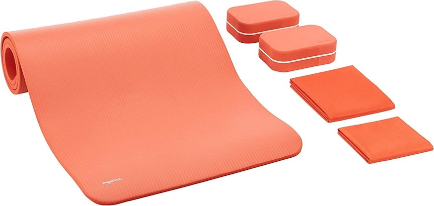 Das Yoga Starter Set aus Fitnessmatte, Yogablöcken und Yogahandtüchern.
