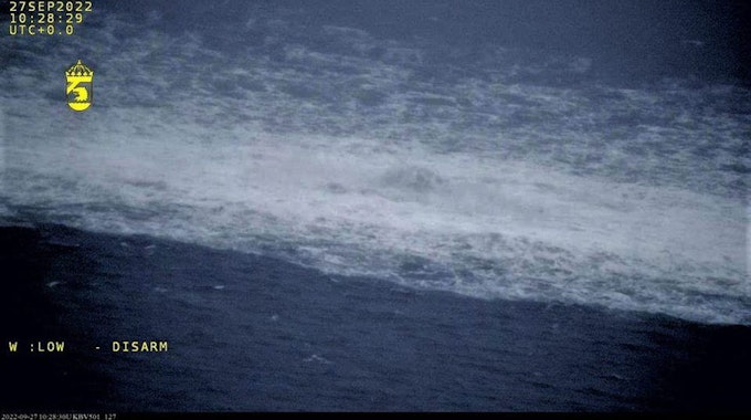 Dieses Foto der schwedischen Küstenwache zeigt die aufgewühlte Ostsee durch das durch Lecks in den Nord-Stream-Pipelines aufsteigende Gas.