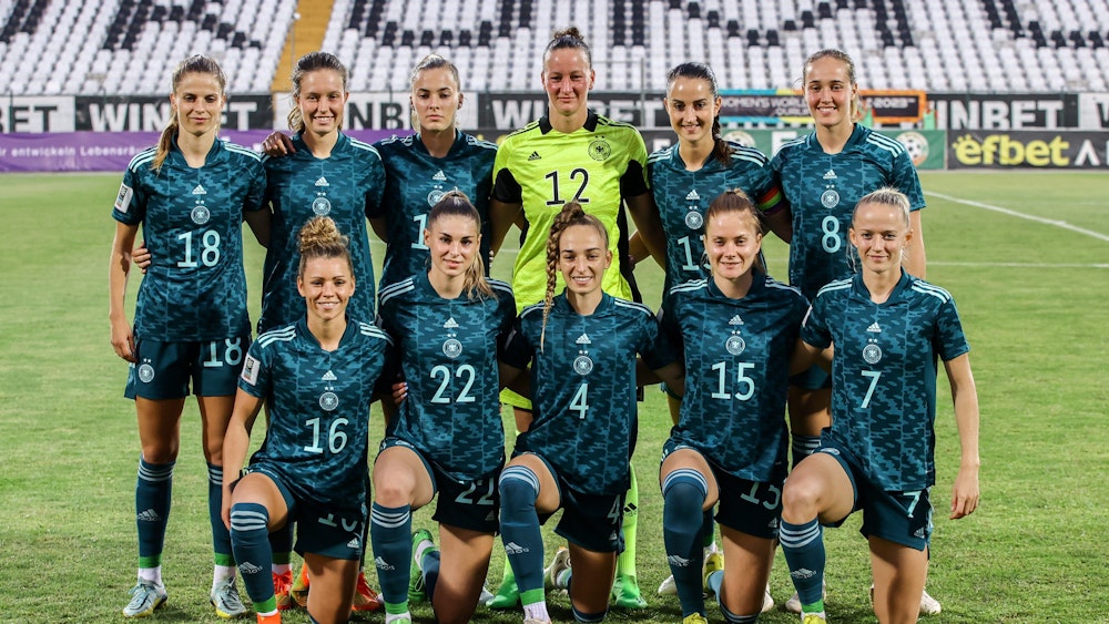 Deutschlands Fußball-Frauen haben Aufstellung für das Mannschaftsfoto genommen.