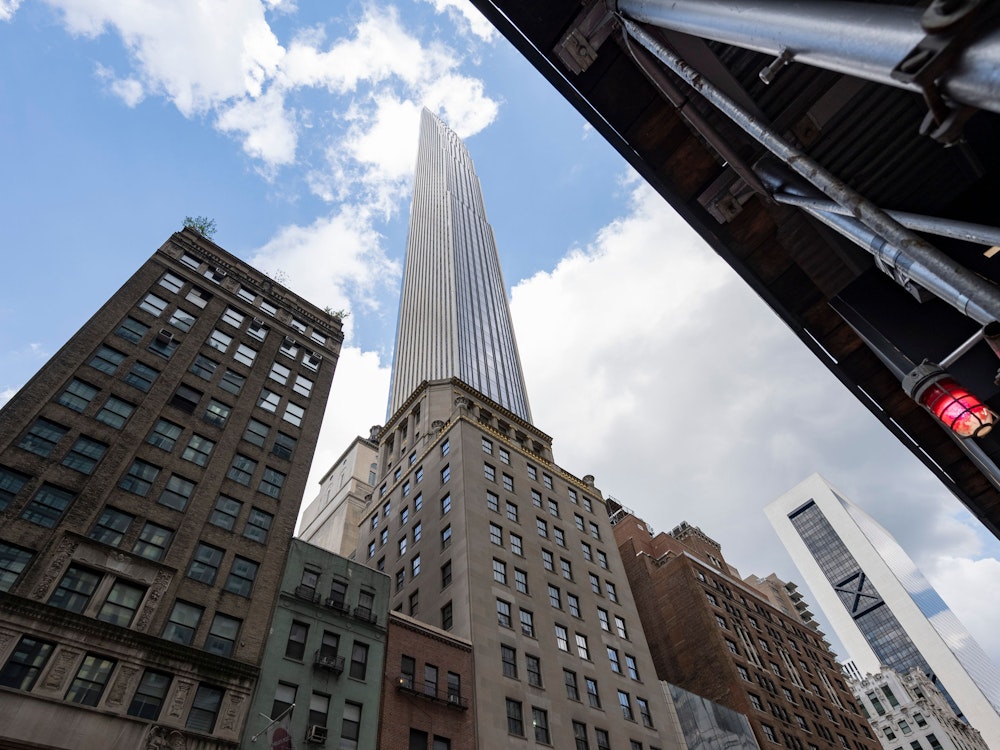 Der Steinway Tower in New York ist das schmalste Gebäude der Welt. Bei einer Höhe von 435,3 Metern misst er an seiner Basis nur 18 mal 24 Meter. Das ist ein Verhältnis von 1:24! Auf diesem Bild ist der verglaste Turm zu sehen, wie er sich über eine Häuserzeile in Manhattan erhebt.