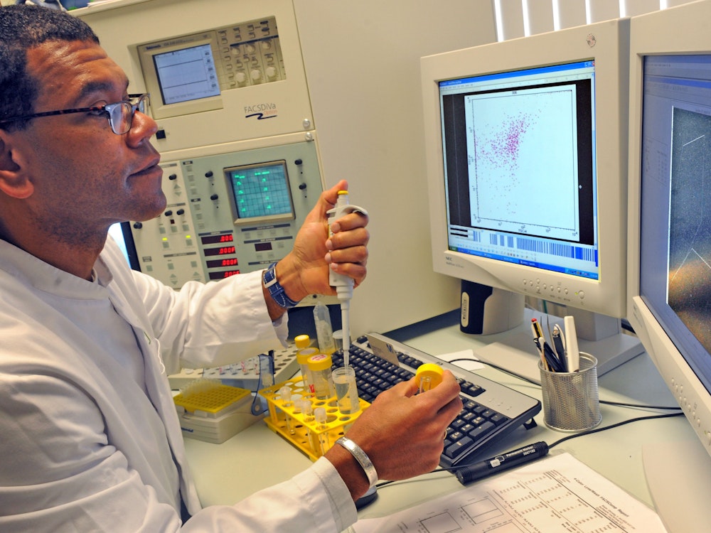 Der Wissenschaftler Dr. Alexander Navarrete Santos arbeitet in einem Forschungslabor der Universität Halle an einer Analyse von Zellen und Partikeln einer Alzheimer-Probe.