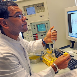Der Wissenschaftler Dr. Alexander Navarrete Santos arbeitet in einem Forschungslabor der Universität Halle an einer Analyse von Zellen und Partikeln einer Alzheimer-Probe.