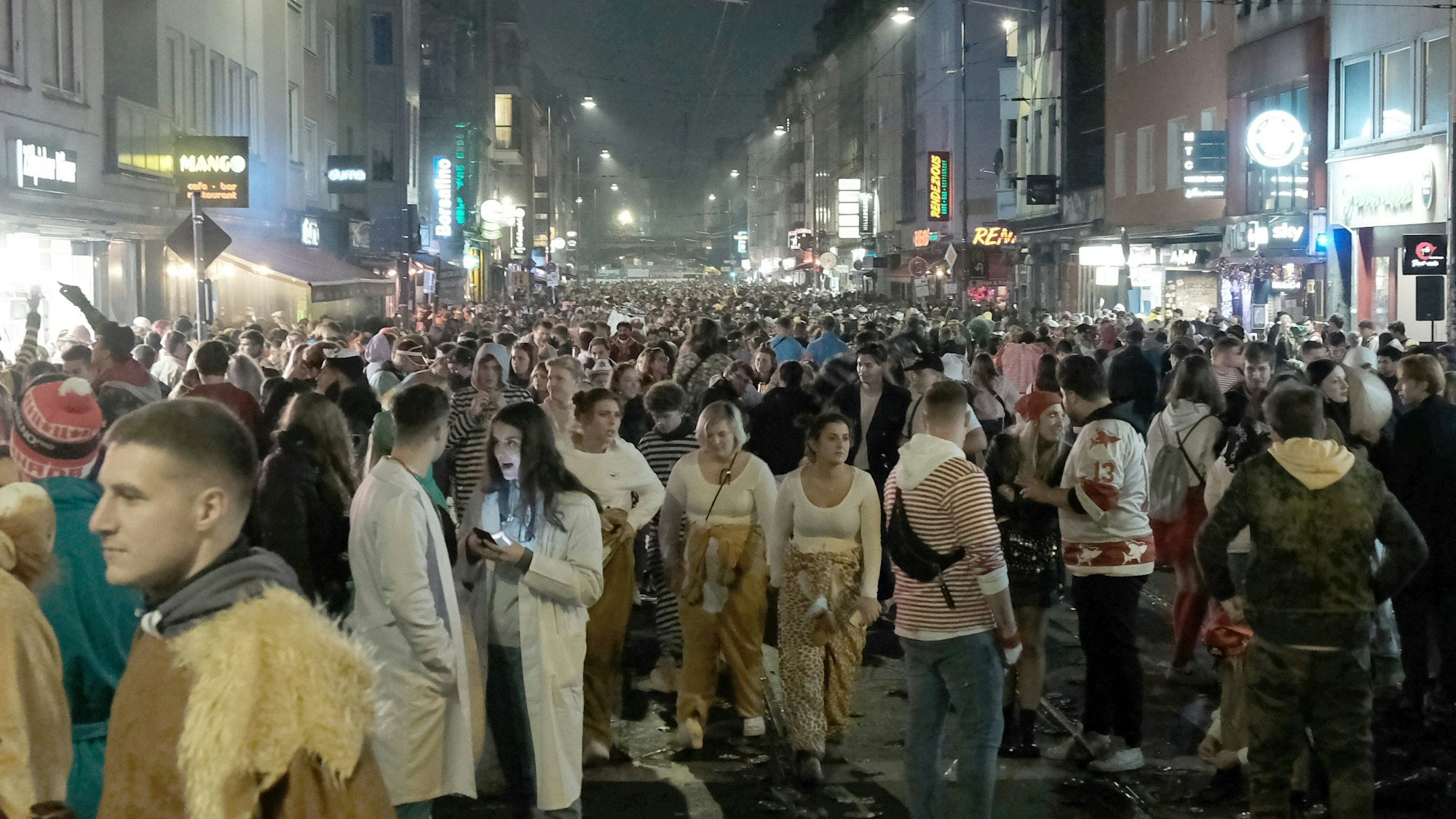Jecke feiern am 11. November 2021 auf der Zülpicher Straße. Jetzt gibt es Kritik am Sicherheitskonzept. Vor allem geht es um den Zugang zur Party-Zone.
