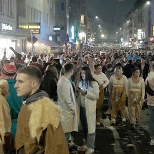 Jecke feiern am 11. November 2021 auf der Zülpicher Straße. Jetzt gibt es Kritik am Sicherheitskonzept. Vor allem geht es um den Zugang zur Party-Zone.