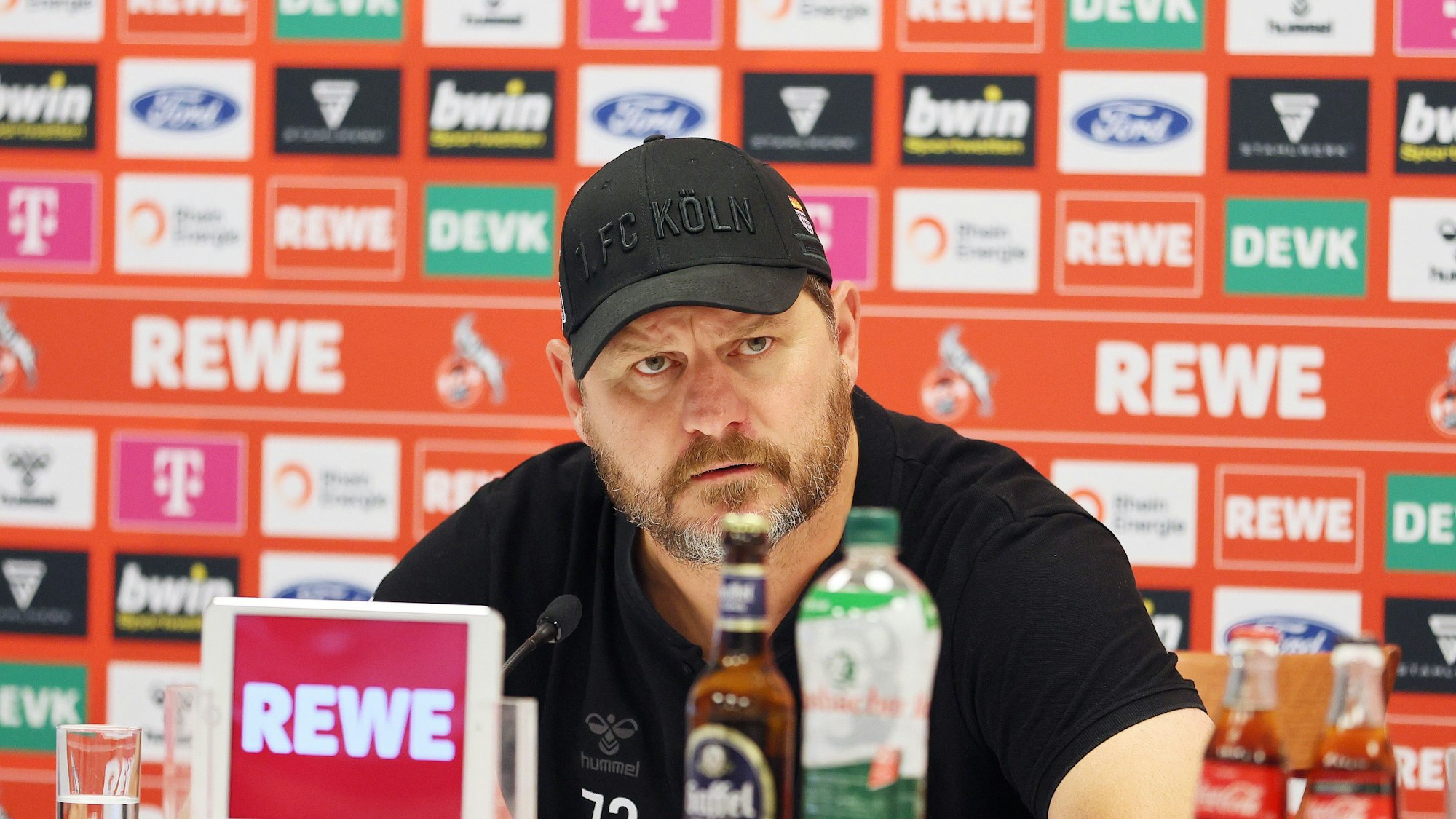 Steffen Baumgart, Trainer des 1. FC Köln, spricht auf der Pressekonferenz.