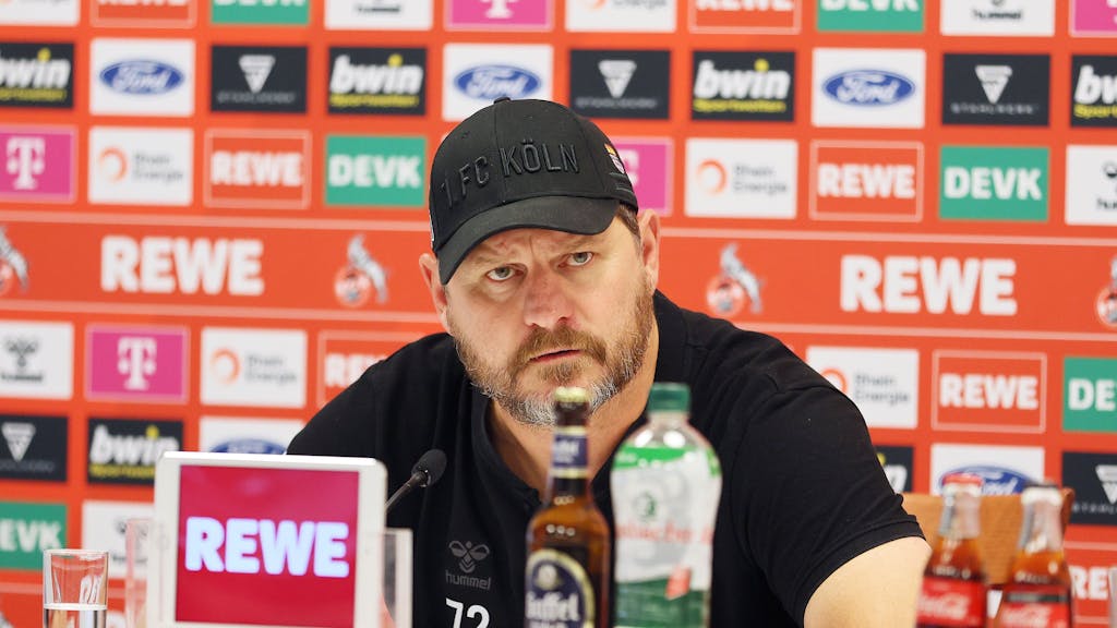 Steffen Baumgart, Trainer des 1. FC Köln, spricht auf der Pressekonferenz.