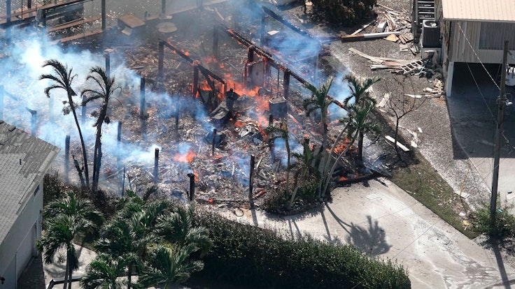Diese Luftaufnahme zeigt Flammen in den Trümmern nach Hurrikan „Ian“.