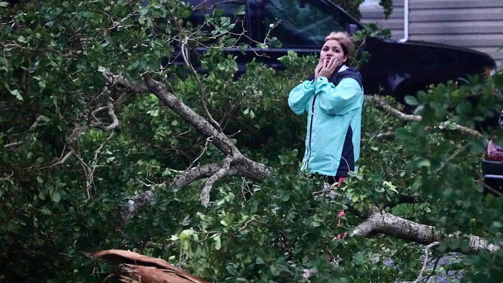 Eine Bewohnerin eines Trailerparks in Davie, Florida, ist geschockt ob der Schäden